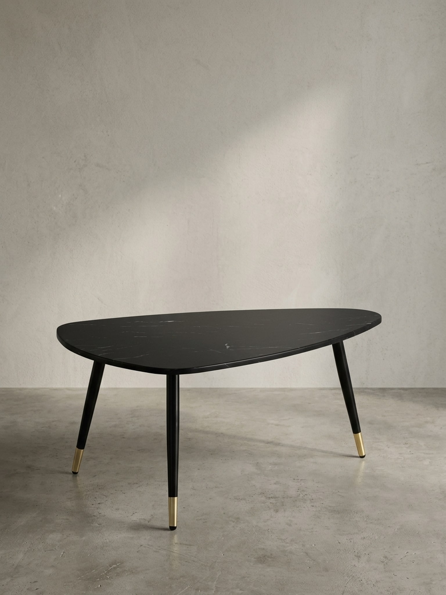Couchtisch mit Marmor Optik, Dreibein, Metall-Gestell, Dreieckig, Schwarz 90x60x41 cm 
