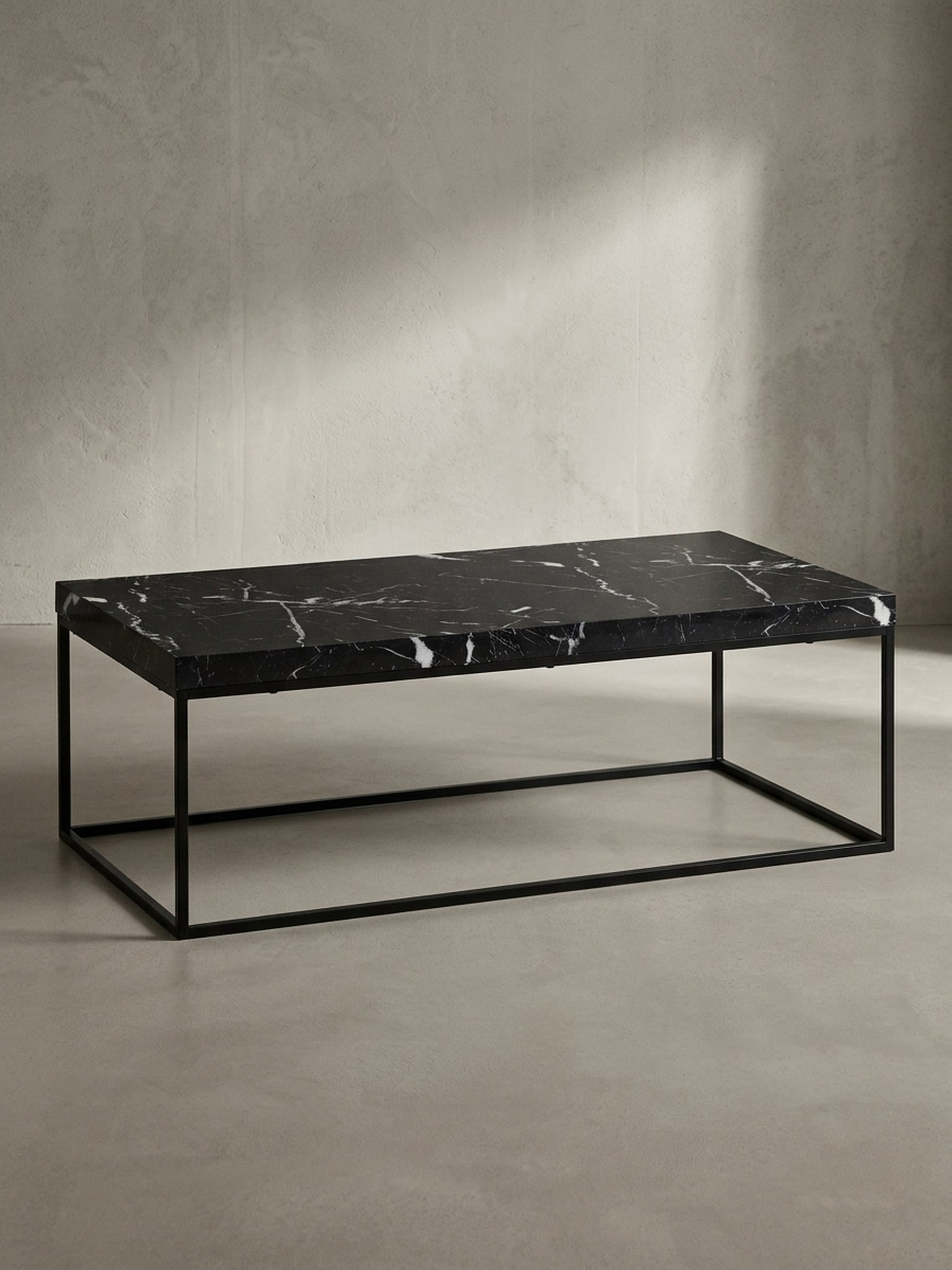 Couchtisch in Stein-Optik mit Metallbeinen, Modernes Design, Rechteckig, Gro&szlig;, Schwarz 120x60x38 cm 