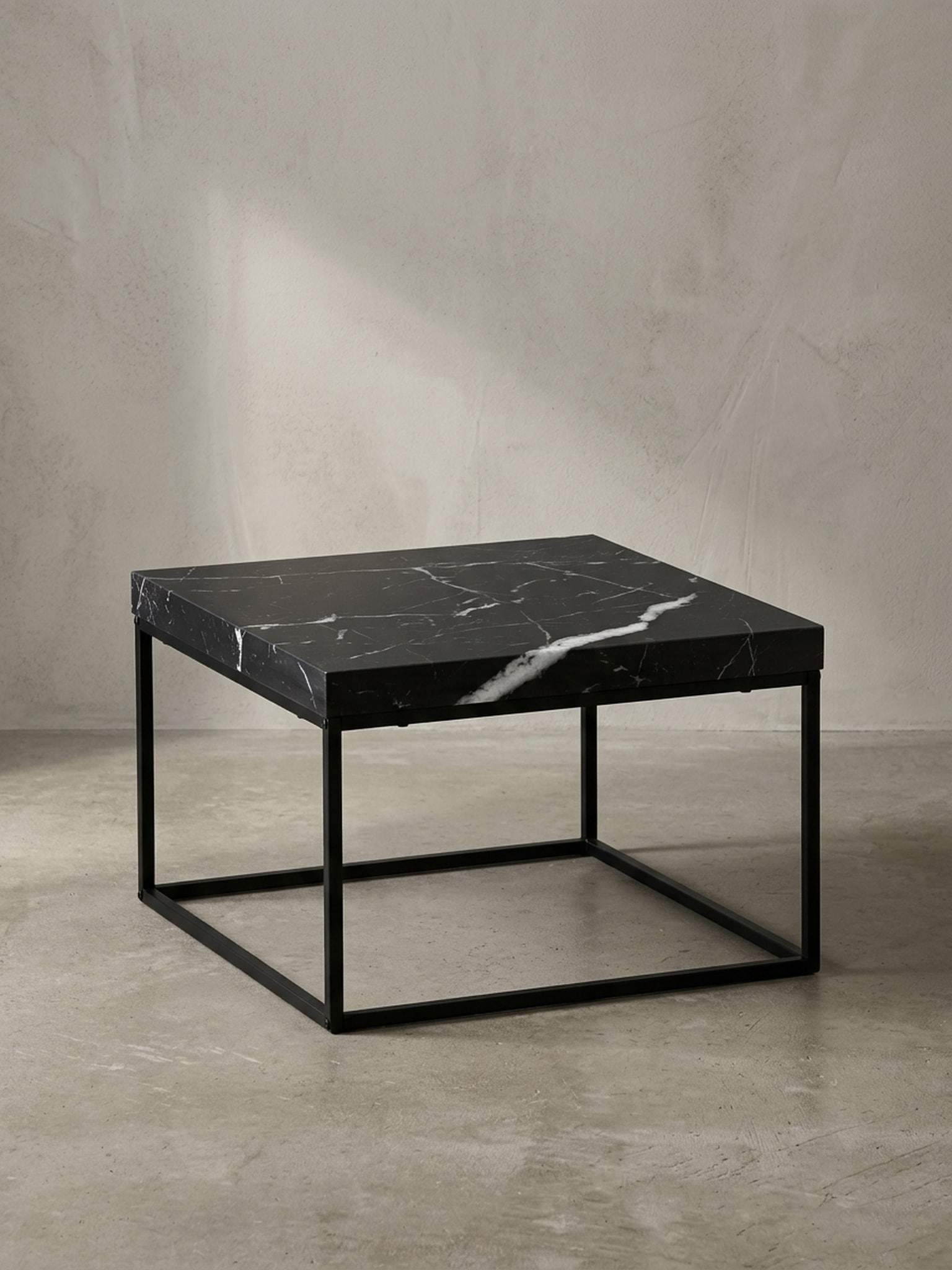 Couchtisch in Stein-Optik mit Metallbeinen im modernen Design, Schwarz 60x60x38 cm 