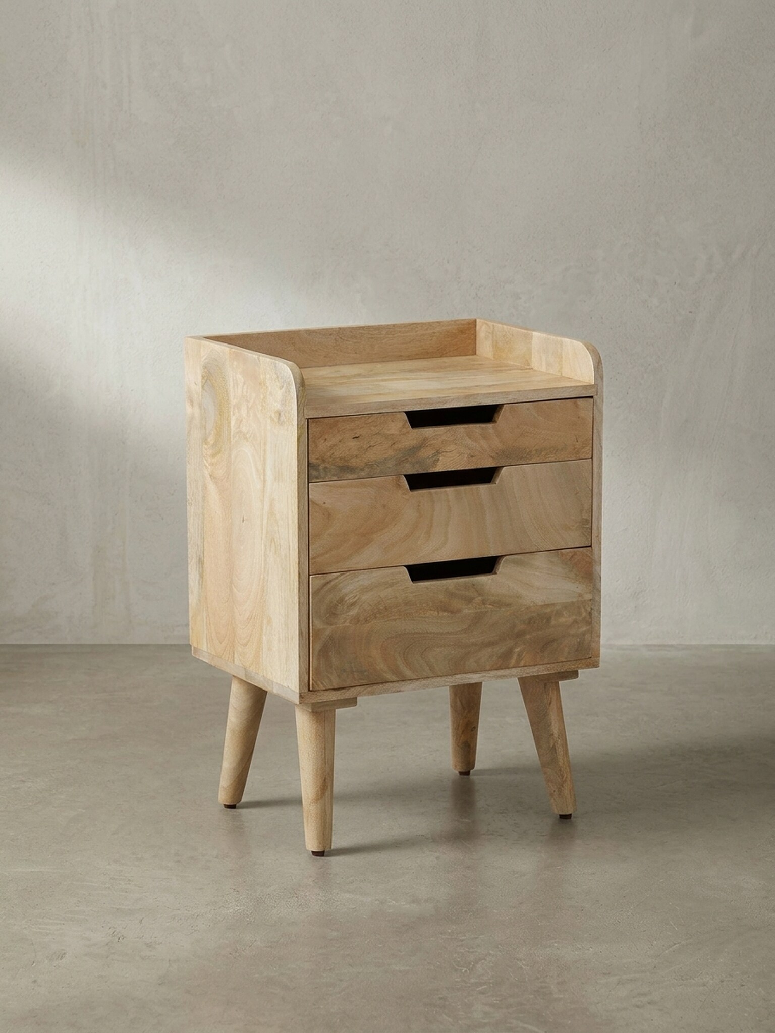 Nachttisch &ndash; Mango Massivholz, 45x33x63 cm, Hellbraun, 3 Schubladen, Ablage 
