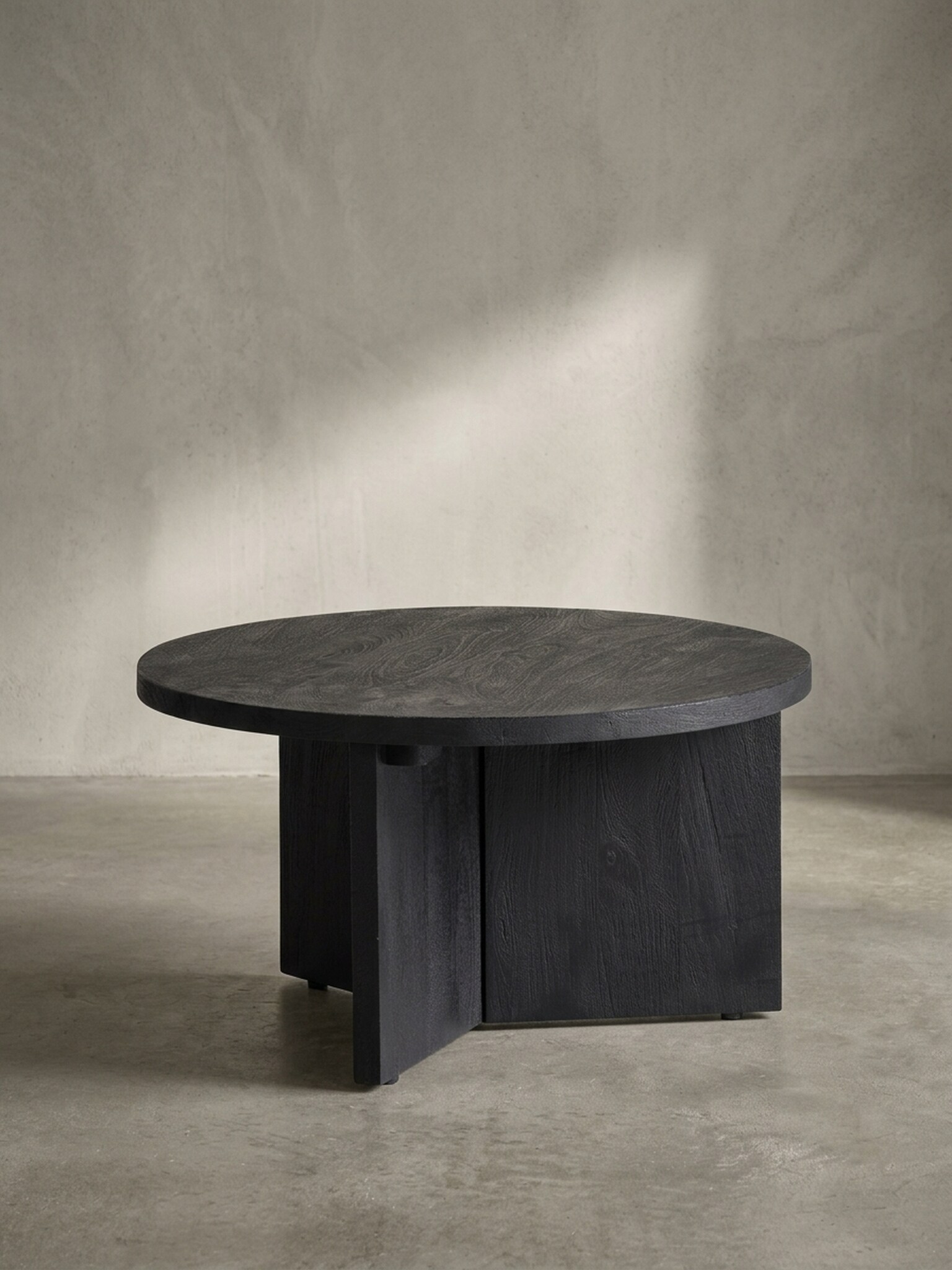 Couchtisch rund in Schwarz, aus Massivholz Mango, 60x60x33cm, Dreibein-Design, Niedrig, Modern, mit Naturholzmaserung 