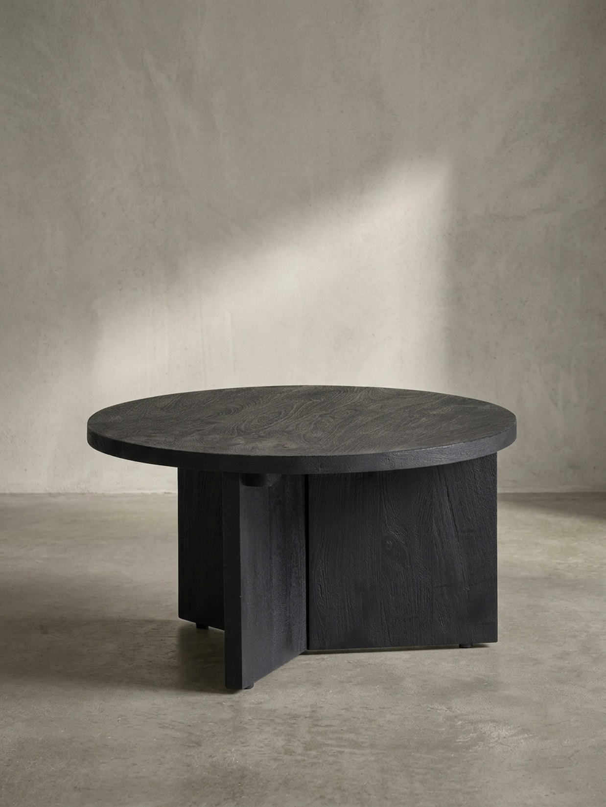 Couchtisch rund in Schwarz, aus Massivholz Mango, 60x60x33cm, Dreibein-Design, Niedrig, Modern, mit Naturholzmaserung