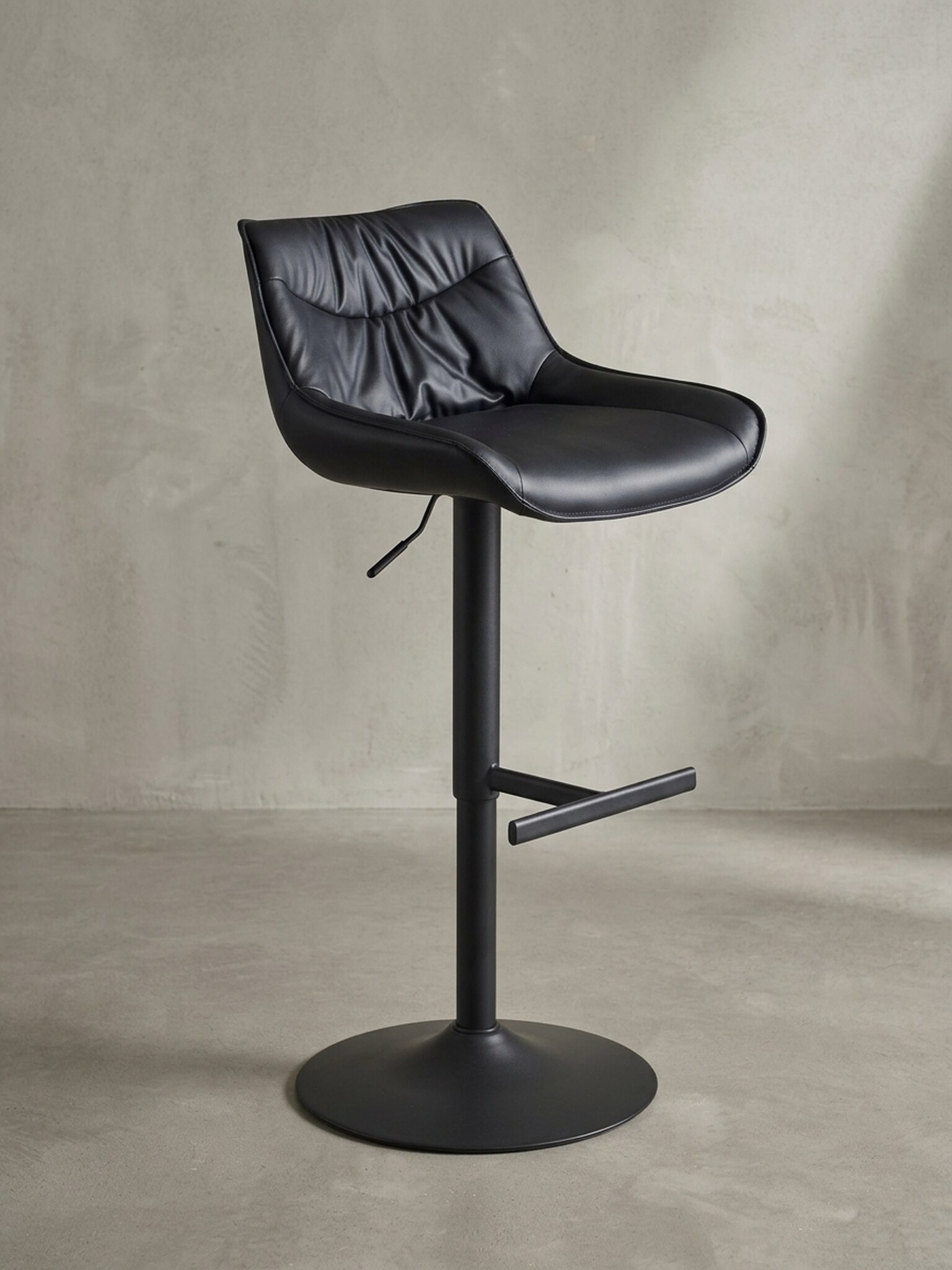 Barhocker &ndash; Kunstleder Schwarz, R&uuml;ckenlehne, h&ouml;henverstellbar 86&ndash;106&nbsp;cm, Trompetenfu&szlig;, 100&nbsp;kg 