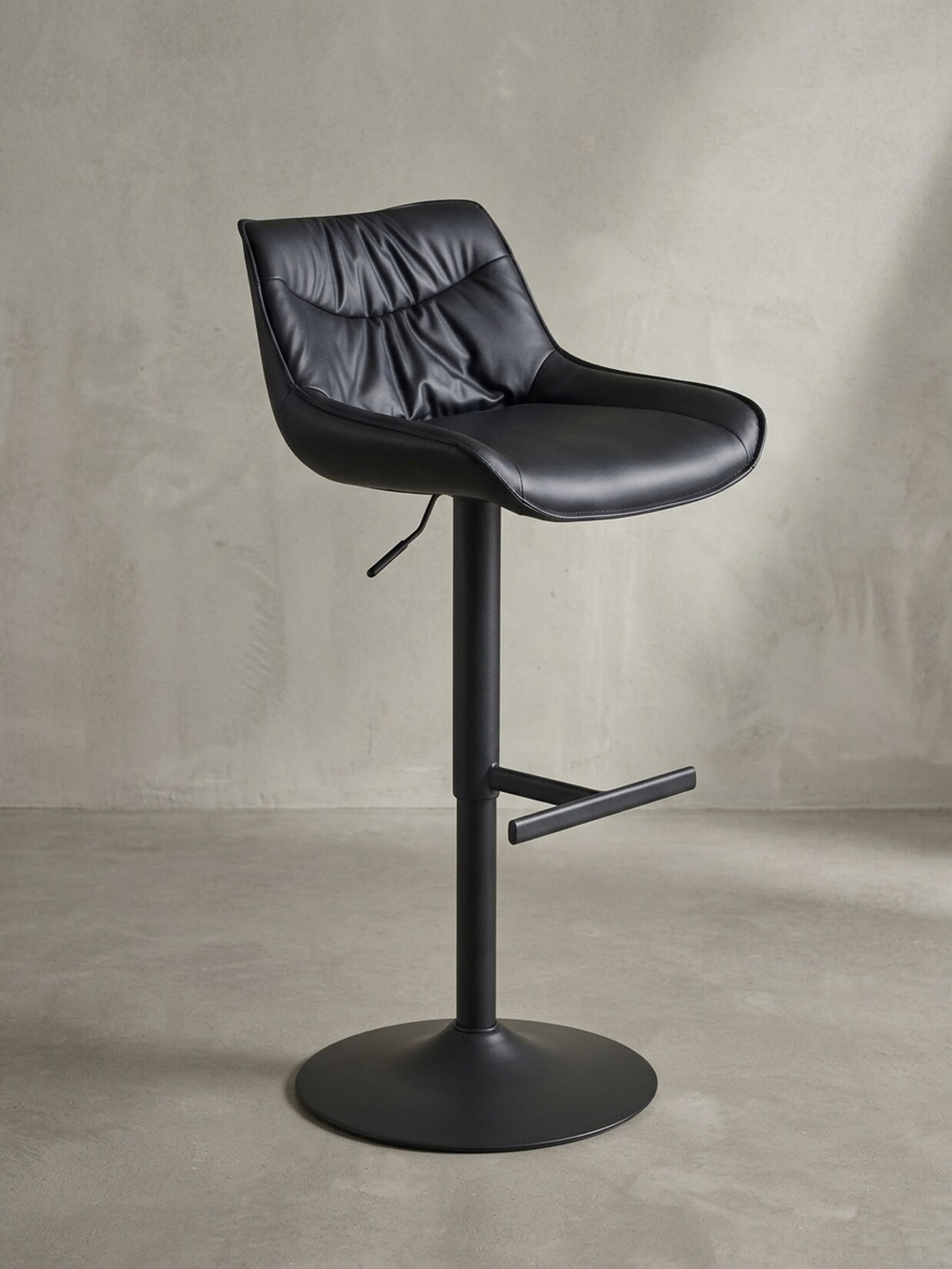 Barhocker – Kunstleder Schwarz, Rückenlehne, höhenverstellbar 86–106 cm, Trompetenfuß, 100 kg