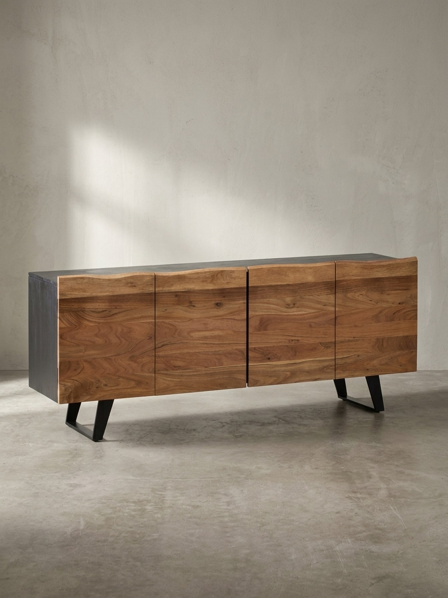 Sideboard &ndash; Akazie Massivholz, 180x75x45&nbsp;cm, mit Baumkante, T&uuml;ren, Metallbeine 