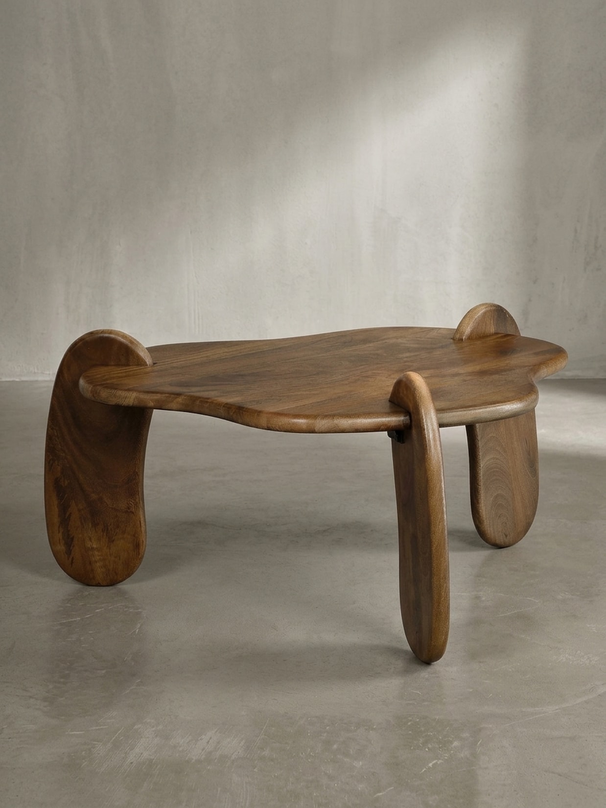 Couchtisch in Walnussfarbe aus Mangoholz Massiv, Niedriges Dreibein-Design, Organisch, 78x78x39.5cm