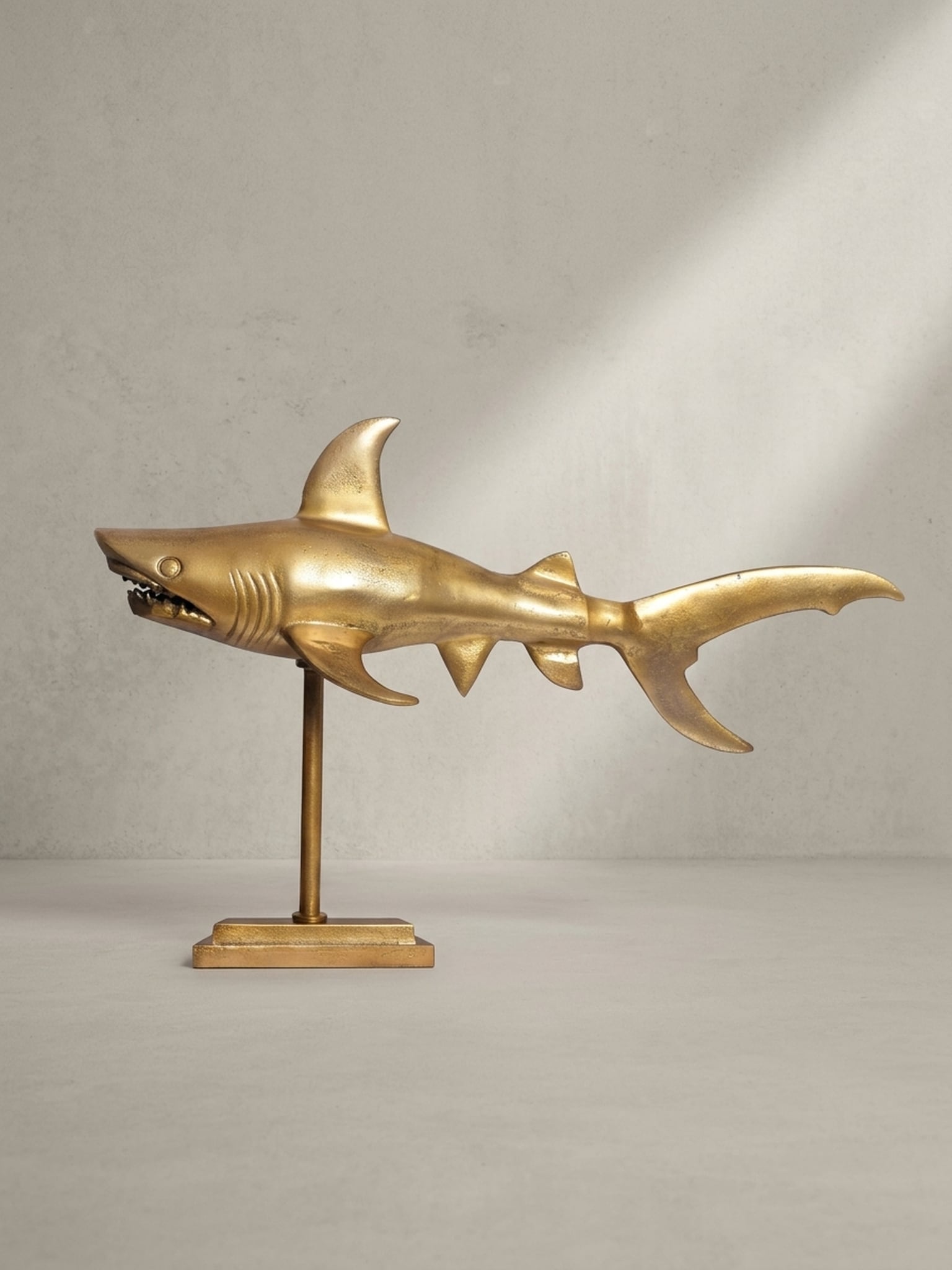 Dekofigur Hai Aluminium 70 cm mit Sockel im maritimen Stil, Gold 70x27x49 cm 