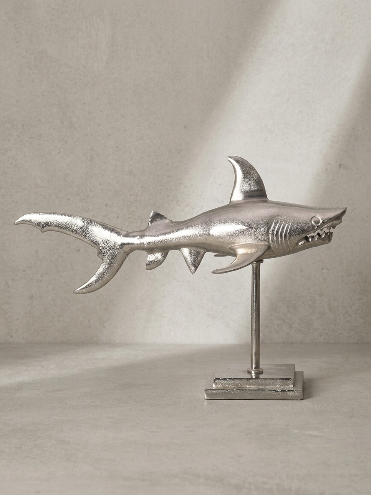 Dekofigur Hai Aluminium 70 cm mit Sockel im maritimen Stil, Silbern 70x27x49 cm