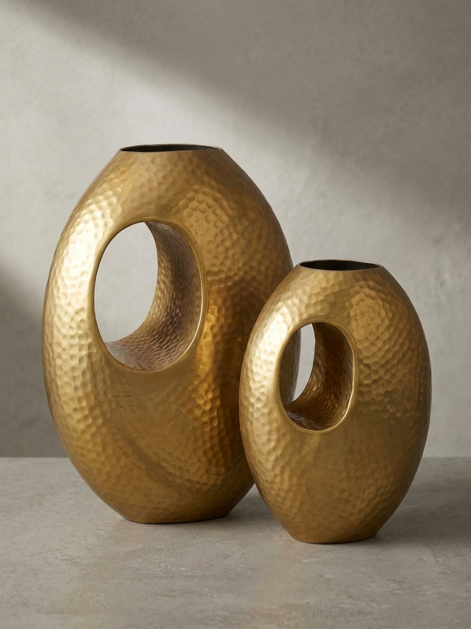 Vase 2er Set Aluminium mit Tragegriff Hammerschlag Modern Handgefertigt, Gold 29x17x39 cm 