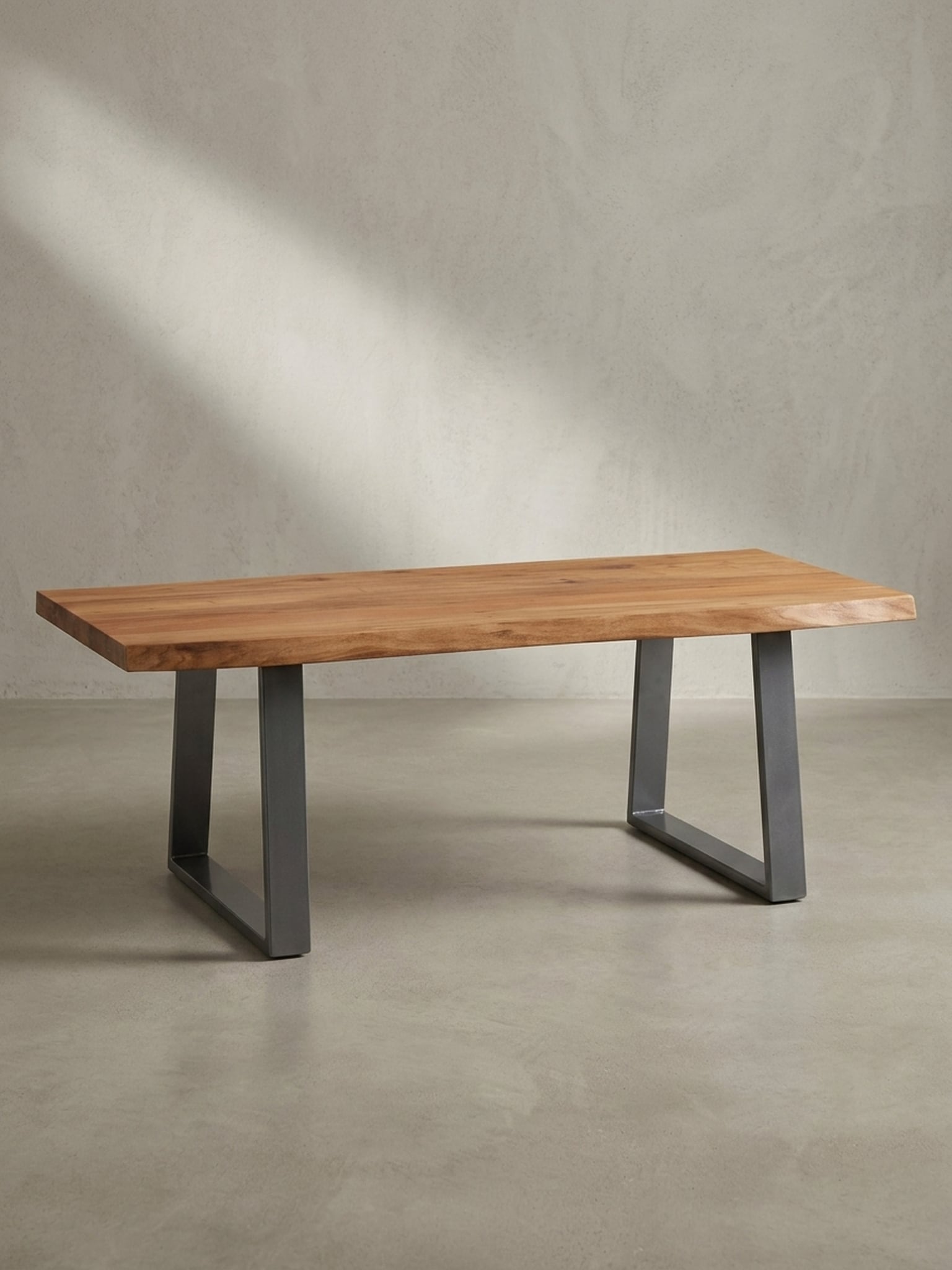 Couchtisch aus Akazie Massivholz mit Metall-Trapezbeinen und Baumkante im Design-Stil, Akazie-Silber 120x60x46 cm 