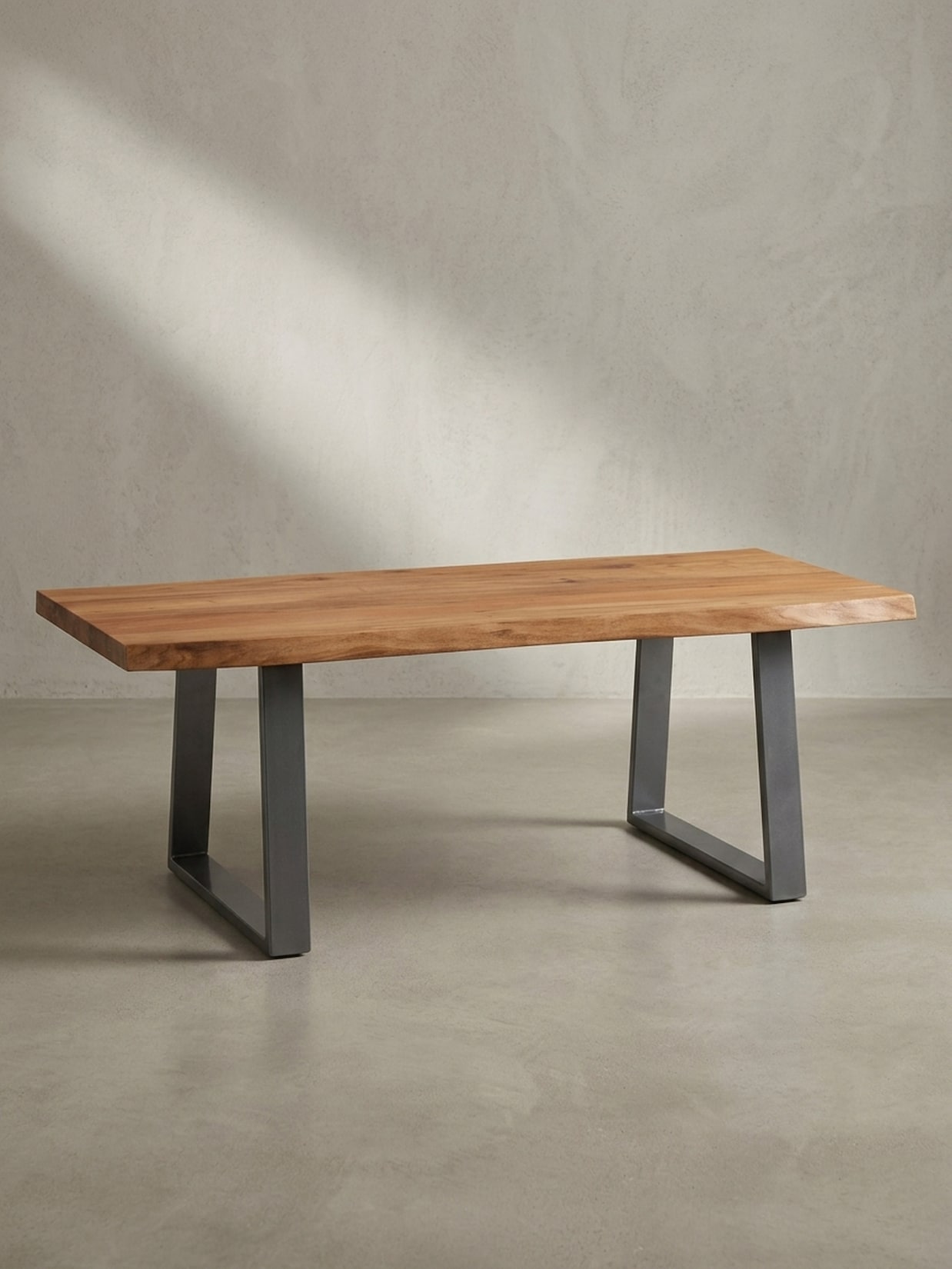 Couchtisch aus Akazie Massivholz mit Metall-Trapezbeinen und Baumkante im Design-Stil, Akazie-Silber 120x60x46 cm