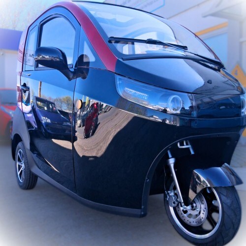 Madat A03 &ndash; Elektrischer Dreirad-Kabinenroller in Schwarz Rot 45 km/h (optional 25 km/h) mit Lithium-Eisenphosphat-Akku (LiFePO4) 