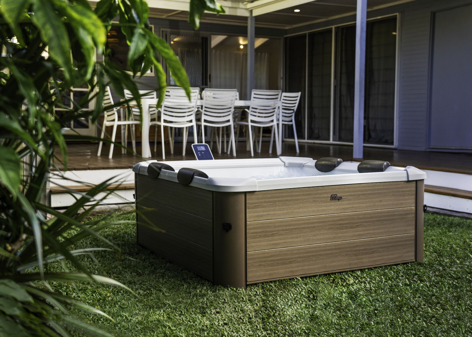 MSpa Whirlpool AMBER inkl. LED, WiFi, UVC - 120 Luftd&uuml;sen, 8 Hydromassaged&uuml;sen 