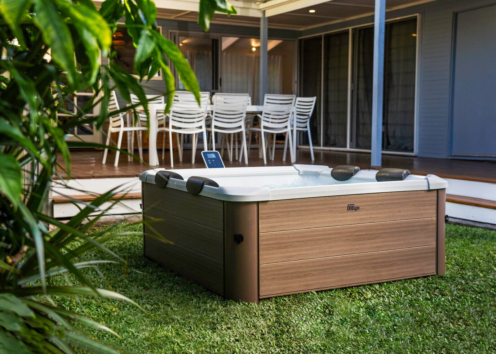 MSpa Whirlpool AMBER Modell 2026 inkl. LED, WiFi, UVC - 120 Luftdüsen, 8 Hydromassagedüsen