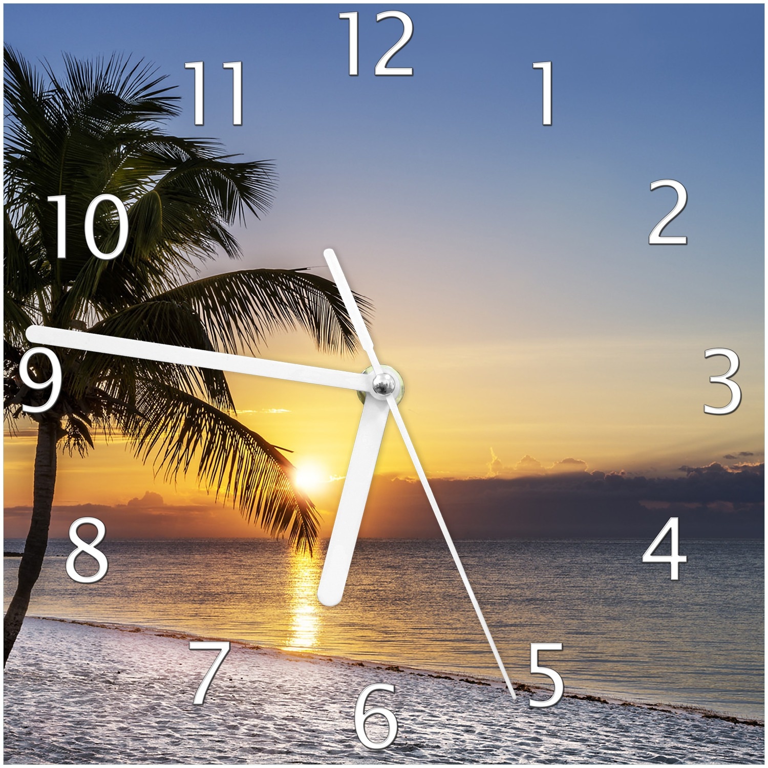 Wallario Uhr 30 x 30 cm, wei&szlig;e Zeiger Palme am Strand - Sonnenuntergang &uuml;ber dem Meer 