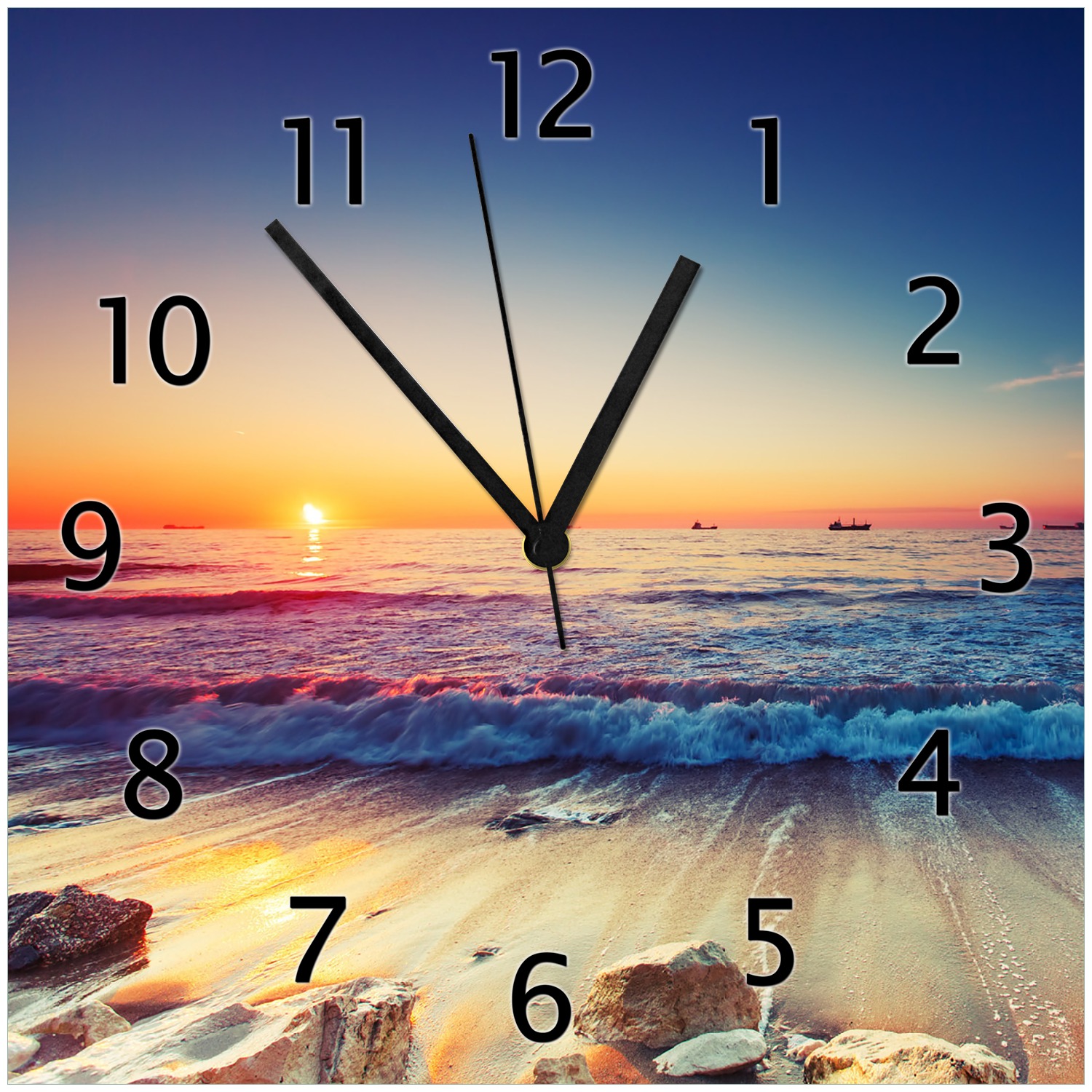 Wallario Uhr 30 x 30 cm, schwarze Zeiger Sonnenuntergang am Meer mit Wellen am Strand 