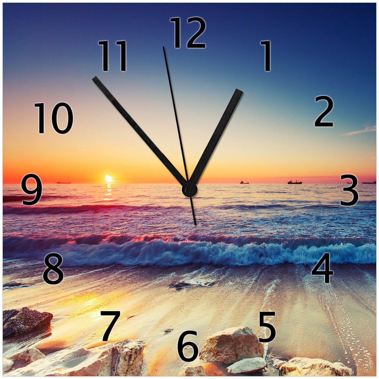 Wallario Uhr 30 x 30 cm, schwarze Zeiger Sonnenuntergang am Meer mit Wellen am Strand
