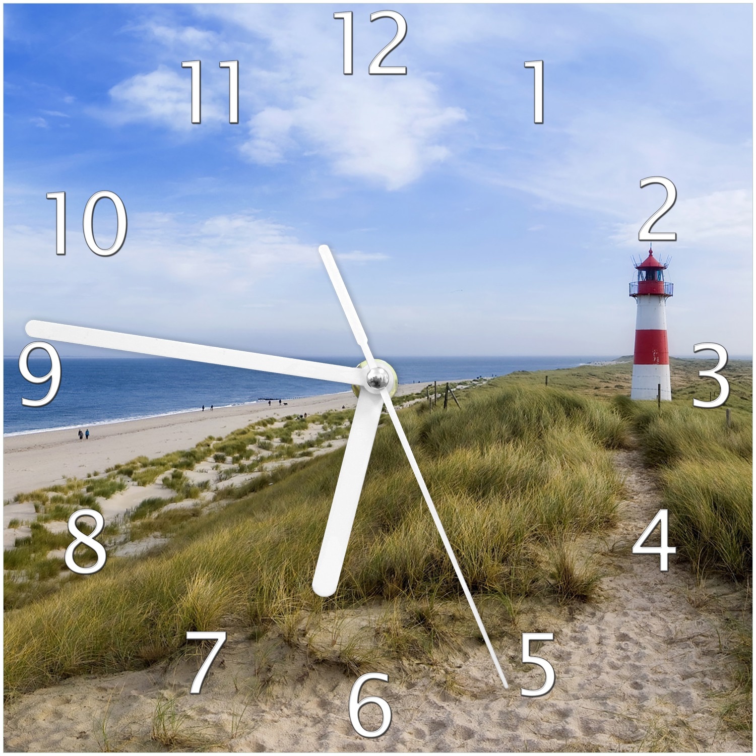 Wallario Uhr 20 x 20 cm, wei&szlig;e Zeiger Am Strand von Sylt  Leuchtturm auf der D&uuml;ne  Panorama 