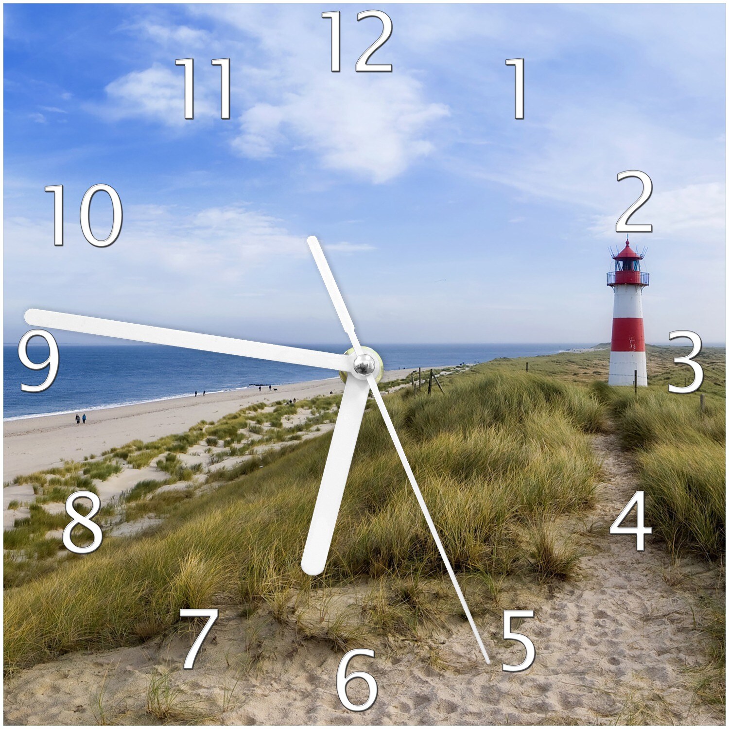 Wallario Uhr 20 x 20 cm, weiße Zeiger Am Strand von Sylt Leuchtturm auf der Düne Panorama