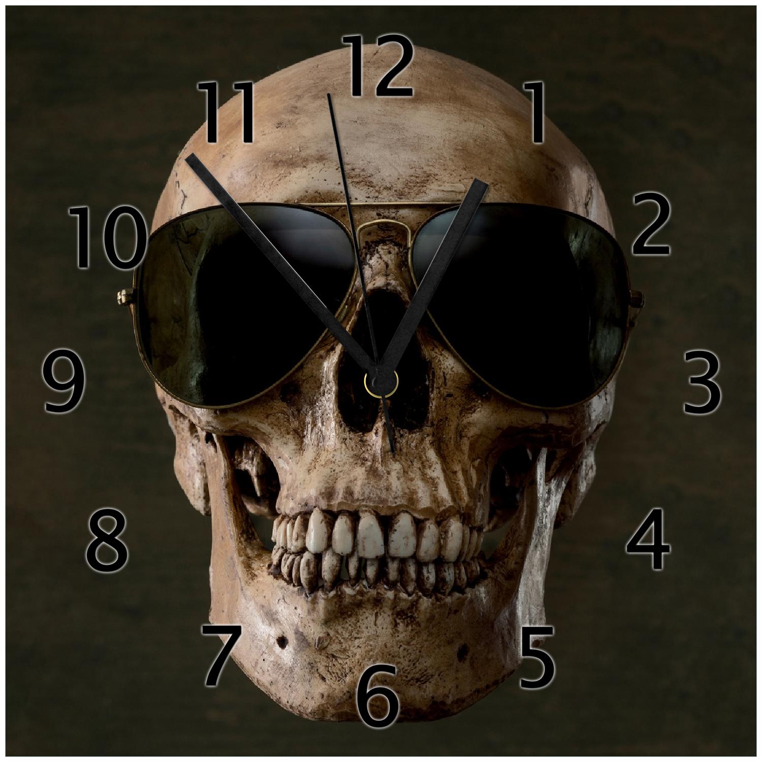 Wallario Uhr 30 x 30 cm, wei&szlig;e Zeiger Totensch&auml;del mit cooler Sonnenbrille 