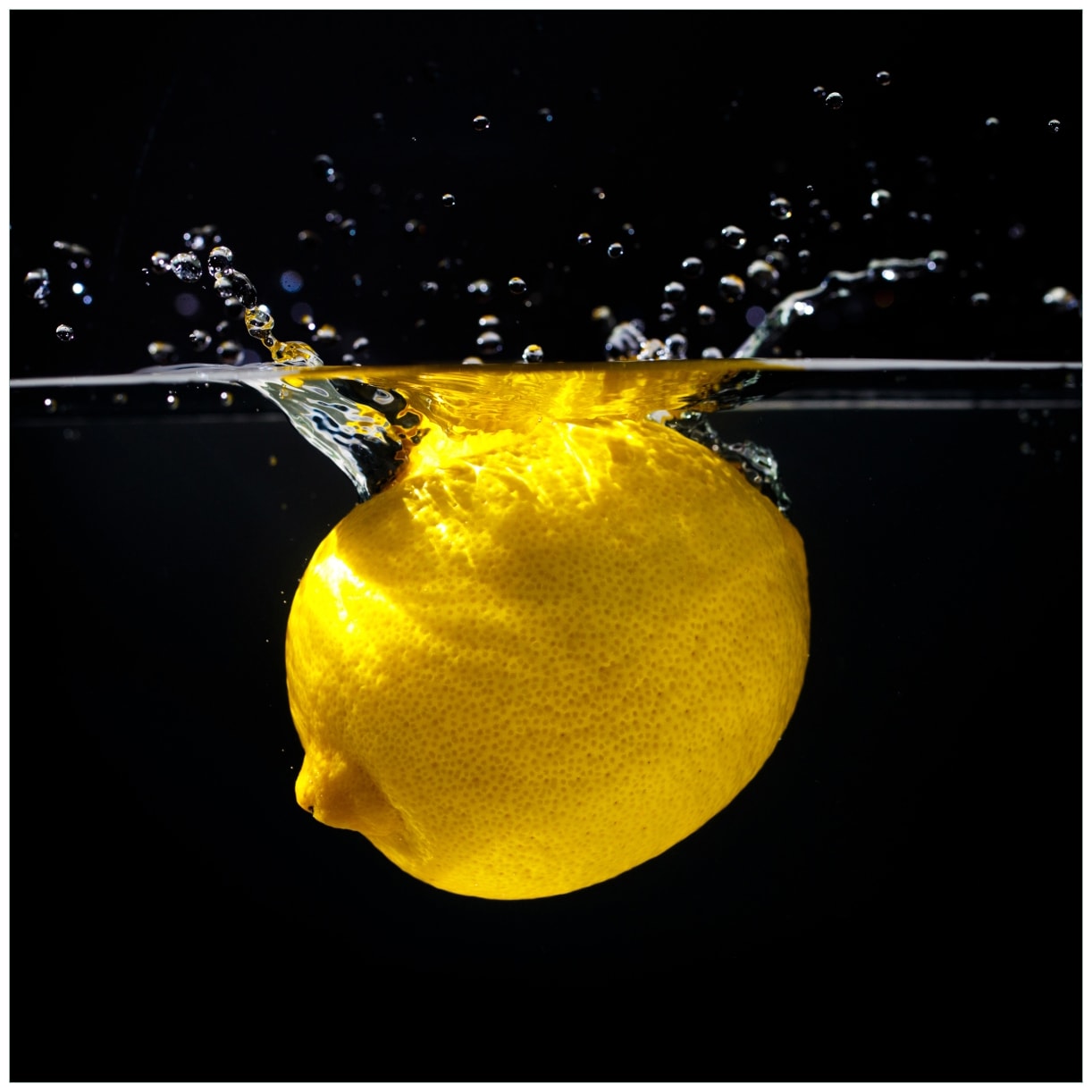 Wallario Magnetfolie 60 x 60 cm Zitrone im Wasser - Frisches Obst f&uuml;r die K&uuml;che 