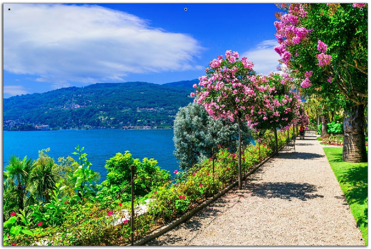 Wallario Gartenposter ca. 80 x 120 cm Bl&uuml;tenpromenade am Seeufer 