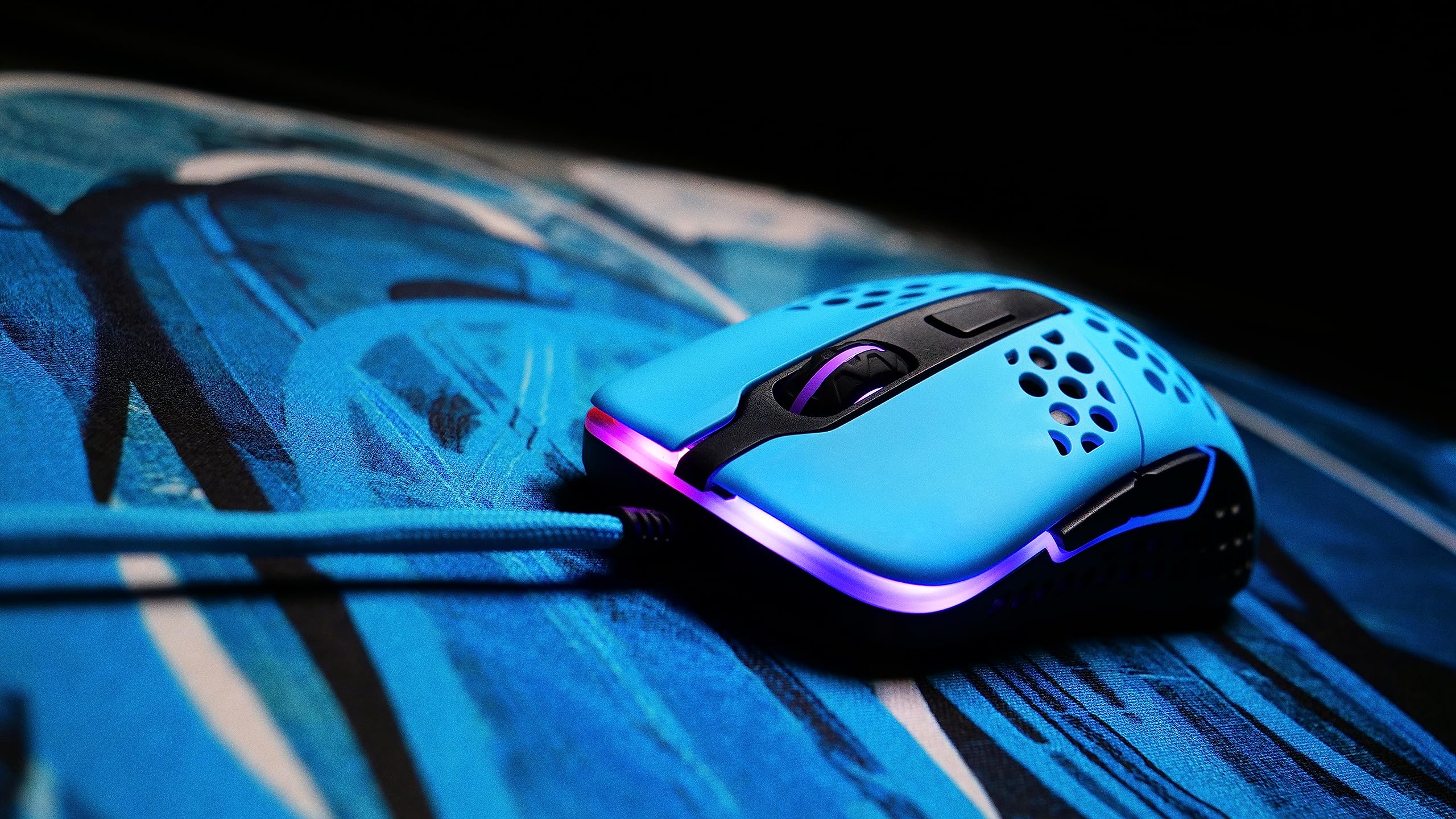 CHERRY Xtrfy M42 RGB Blau Gaming-Maus (M42-RGB-BLUE, kabelgebunden, 1,8 m CHERRY XTRFY EZcord, anpassbare symmetrische Form) 